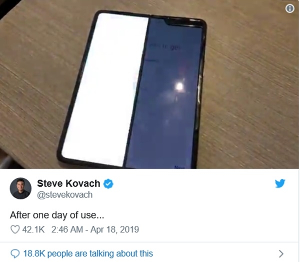 CNBC.com의 IT에디터 스티브 코바크는 자신의 트위터에 왼쪽화면은 흰색, 오른쪽 화면은 검은색으로 나오면서 화면이 번쩍 거리는 현상을 촬영해 올렸다. (사진=스티브 코바크 트위터)