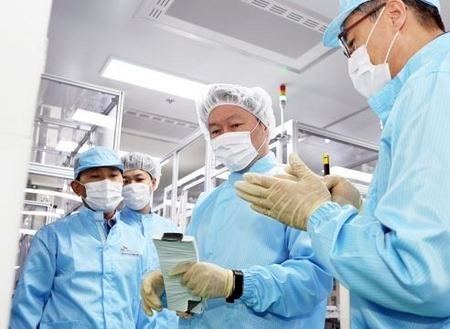 최태원(오른쪽 두번째) 회장이 충남 서산 배터리 공장에서 임직원들과 함께 설비를 둘러보고 있다. 사진=SK이노베이션