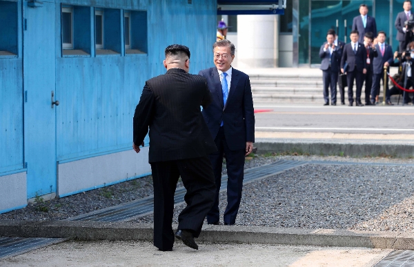 지난해 4월 27일 문재인 대통령과 김정은 국무위원장이 판문점에서 만나고 있다. 사진=뉴시스