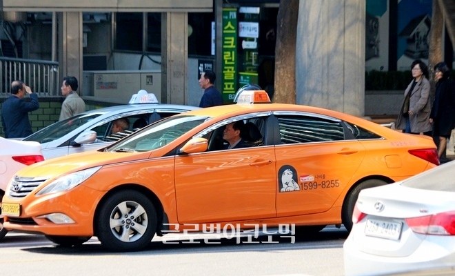 ‘다시, 봄’에서는 현대차 택시가 나오기도 한다.