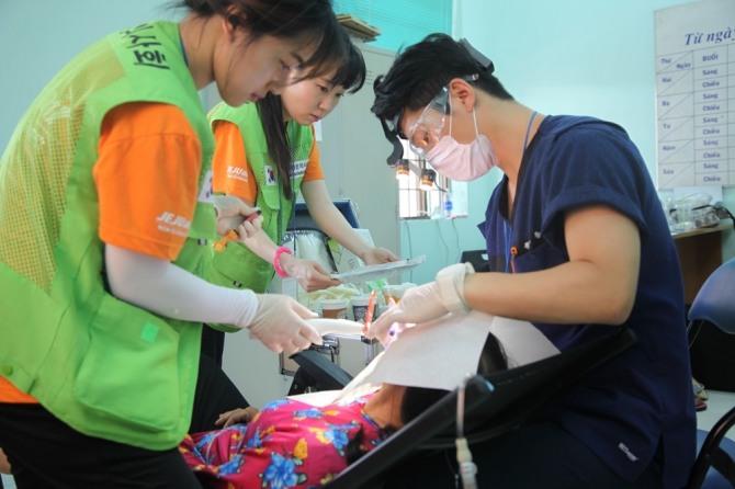 베트남 호찌민과 인근 붕따우에서 진행된 의료봉사활동에서 자원봉사자들이 공동봉사활동을 진행하고 있다. 사진=제주항공