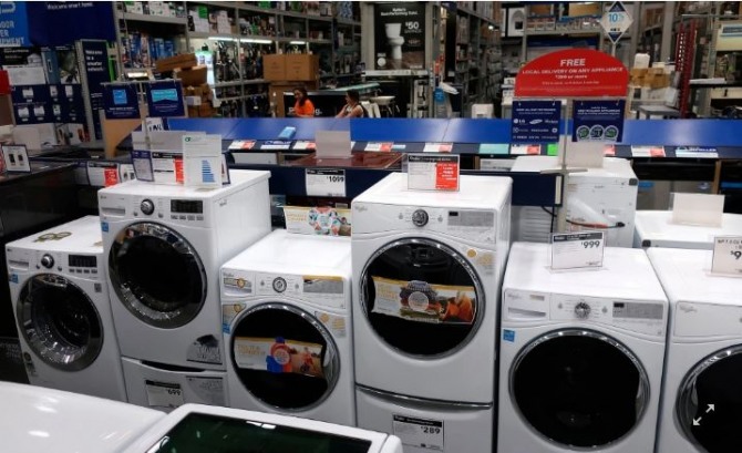 미국 회사들은 트럼프 관세 영향으로 지난해 세탁기와 건조기 가격을 각각 11.5% 인상한 것으로 나타났다. 사진=AP/뉴시스