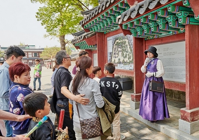 행사에 참여한 가족들이 문화해설사의 설명을 경청하고 있다. 사진=쌍용차