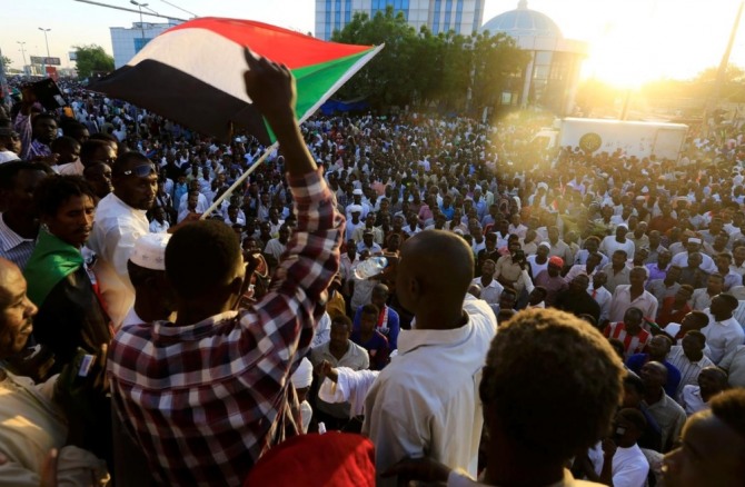 수단 시위대는 일요일(현지 시간 21일) 수단 하르툼에 있는 국방부 밖에서 문민정부 구성을 외치며 대규모 반정부 시위를 벌이고 있다. 자료=로이터통신