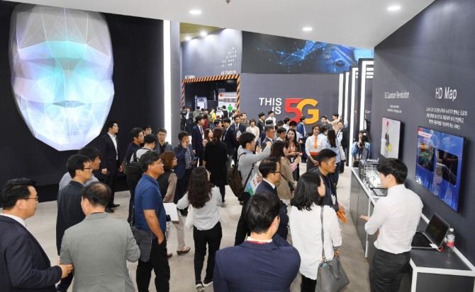 과학기술정보통신부는 최신 정보통신 기술과 제품, 서비스를 체험할 수 있는 '월드IT쇼 2019'를 24일부터 오는 27일까지 나흘간 서울 코엑스에서 개최한다고 밝혔다. 