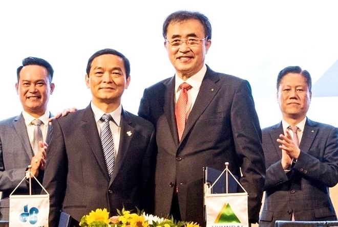 (오른쪽부터)장병우 대표이사와 레 비엣 하이 회장이 협약 체결 후 기념사진을 찍고 있다. 사진=현대엘리베이터