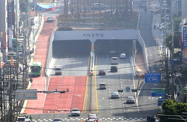 22일 서울 서초구 내방역과 서초역 구간을 직선으로 연결하는 '서리풀터널'이 공식 개통돼 차량이 통행하고 있다. 사진=뉴시스 