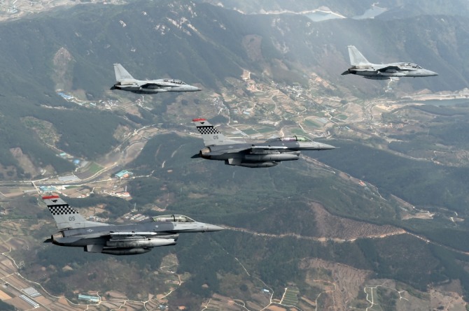 2017년 맥스썬더 훈련에 참가한 F-16,FA-50 전투기 .사진=공군
