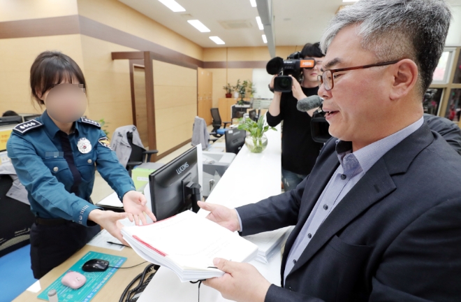 김수민 작가의 법정대리인 박훈 변호사가 23일 오후 서울 종로구 서울지방경찰청 민원실에서 고(故) 장자연 사건 주요 증언자인 배우 윤지오 씨에 대한 고소장을 접수하고 있다. 사진=뉴시스 