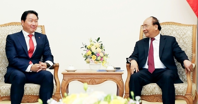 최태원 회장(왼쪽부터)이 지난해 말 베트남을 방문해 응웬 쑤언 푹 총리와 면담하고 있다. 사진=SK그룹 