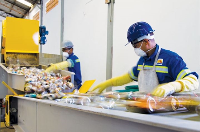 노벨리스코리아 공장의 직원들이 수거된 알루미늄 캔을 재활용하는 작업을 진행하고 있다. 사진=노벨리스코리아