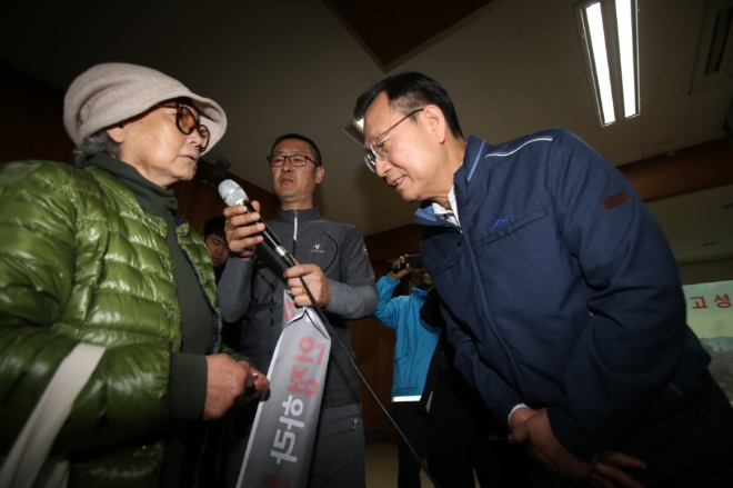 김종갑 한국전력공사 사장(오른쪽)이 24일 오전 강원도 고성군 토성면사무소에서 산불 이재민에게 사과를 하고 있다. 사진=뉴시스 