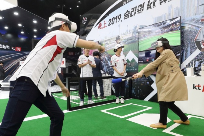 서울 강남 코엑스에서 열린 '월드IT쇼 2019'에 참가한 관람객들이 KT 전시관 내 5G VR 야구와 5G 스카이십 조종을 체험하고 있다.