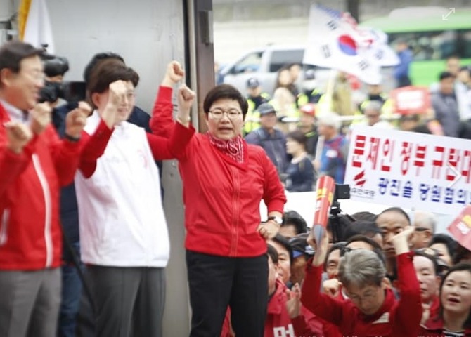 문희상 의장과 성추행 논란에 빠진 임이자(林利子) 의원 모습. 