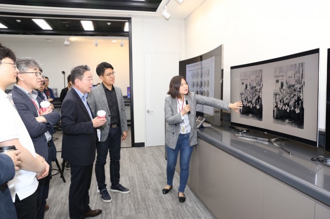 SK텔레콤 관계자들이 ‘테크갤러리’를 둘러보고 있다.