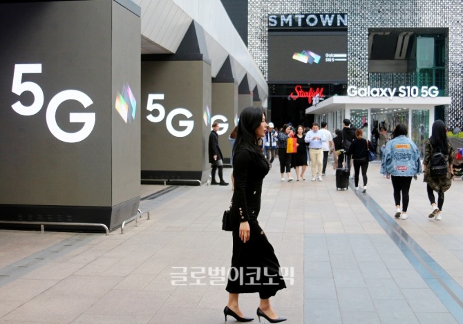 이재용 부회장이 5G 등 4대 미래 성장동력 사업을 선정했다. 삼성전자 갤럭시 S10 5G폰과 5G 서비스 등을 체험할 수 있는 서울 삼성동 코엑스 부스 모습.