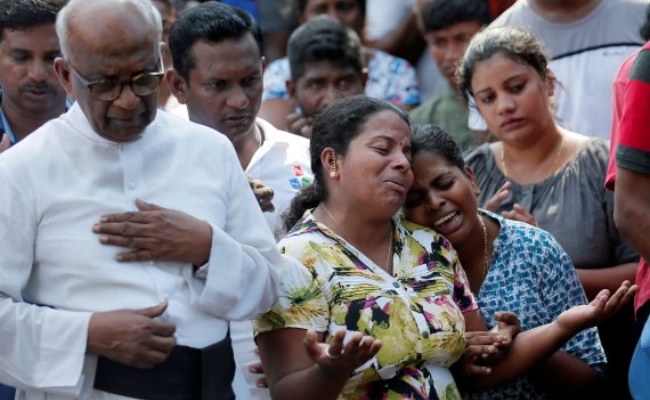 스리랑카 연쇄테러 관련 피해자들이 오열하고 있다.