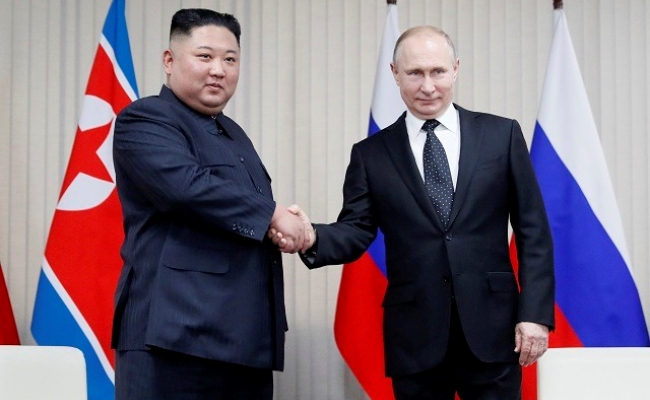 북한 김정은 국무위원장과 푸틴 대통령이 악수하고 있다. 