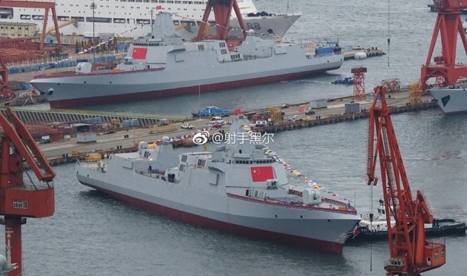 중국 대련조선소에서 내장공사를 하고 있는 055A형 구축함들. 사진=네이비레커그니션