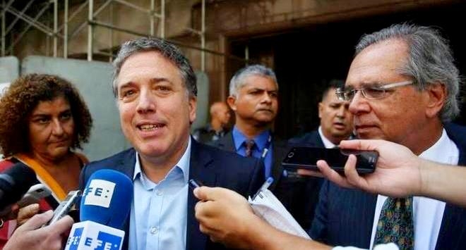 (오른쪽부터)파울루 게지스 브라질 경제장관과 니콜라스 두요브네 아르헨티나 재무장관이 회담 후 취재진의 질문에 답하고 있다. 사진=연합