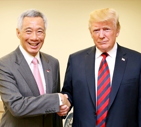 (왼쪽부터)리셴룽 싱가포르 총리와 도널드 트럼프 미국 대통령. 사진=연합