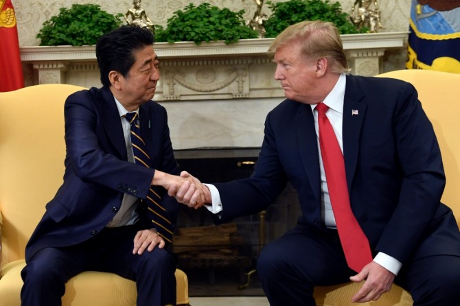 도널드 트럼프 미국 대통령이 26일(현지시간) 백악관 집무실에서 아베 신조 일본 총리와 악수하고 있다. 사진=뉴시스