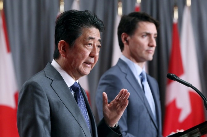 아베 신조(왼쪽) 일본 총리와 쥐스탱 트뤼도 캐나다 총리가 28일(현지 시간) 정상회담을 갖고 공동 기자회견을 하고 있다. 사진=로이터/뉴스1