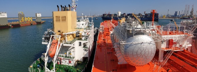 삼성중공업이 첫 건조한 LNG추진 유조선(오른쪽 선박)이 네덜란드 로테르담항에서 LNG 벙커링 선박(왼쪽 선박)으로부터 LNG를 공급 받고 있는 모습. 사진=삼성중공업