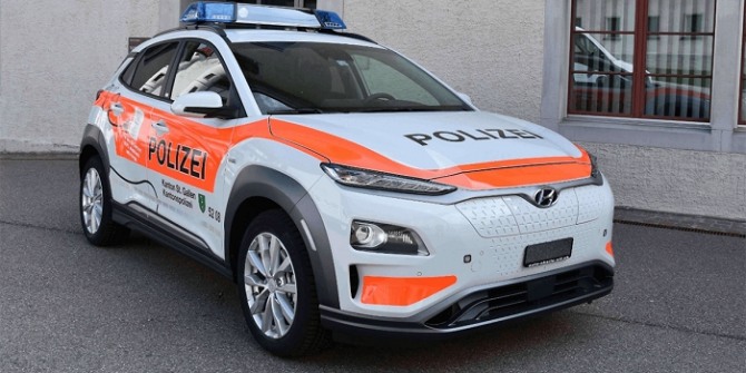 스위스 경찰의 순찰차로 변신한 현대 전기차 코나. 