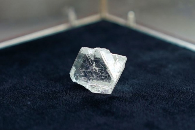 세계 최대 다이아몬드 광산업체 알로사가 야쿠티야 광산에서 발견한 118.91캐럿 다이아몬드 원석.