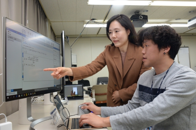 ETRI 연구진이 장애인을 위한 보급 기술 제작 자료를 연구하는 모습(사진=ETRI)