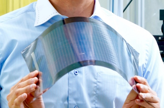 일본 도시바가 인쇄를 통해 간편하게 제작하는 필름 형태의 태양광 패널이지만 가볍고 효율을 극대화한 PSC를 개발하는데 성공했다고 발표했다. 자료=도시바