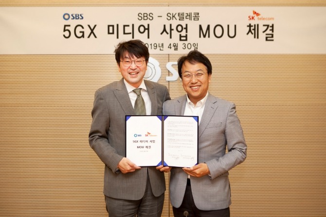 SK텔레콤 김혁 5GX 미디어사업그룹장(오른쪽)과 SBS 정승민 전략기획실장(왼쪽)이 30일 SBS 목동 사옥에서 5G 기반 뉴미디어 사업 개발을 위한 MOU를 체결했다.