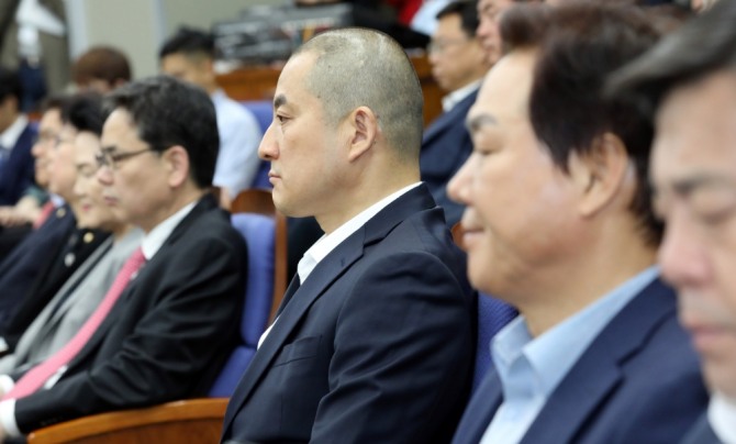 30일 오후 서울 영등포구 여의도 국회에서 열린 자유한국당 의원총회에 박대출 의원이 삭발을 한 채 참석해 앉아 있다. 사진=뉴시스