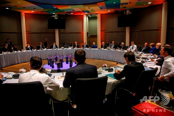 벨기에 수도 브뤼셀에 있는 유럽의회에서 영국의 EU탈퇴를 둘러싼 회의에 참가한 EU각국 수뇌들. 
