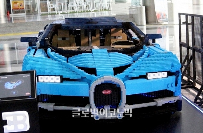 코엑스에 전시된 레고로 만든 부가티 시론.