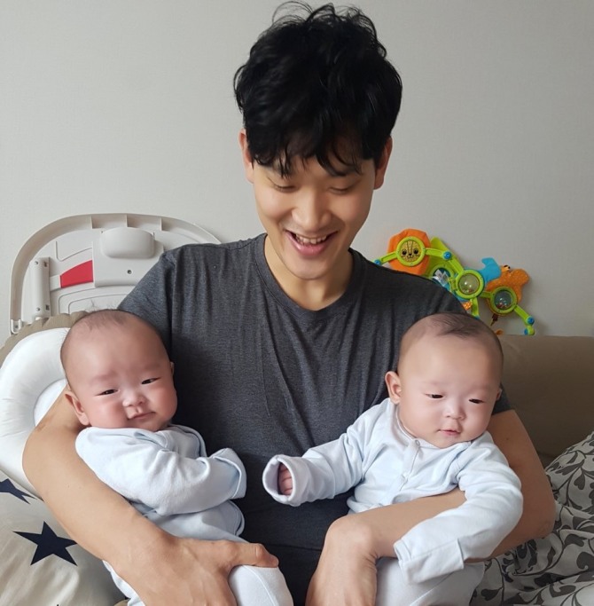 강대석 한화그룹 과장이 안식월을 통해 쌍둥이 아기를 돌보고 있다. 사진=한화그룹
