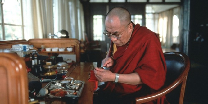 시계를 수리하는 달라이 라마 14세.