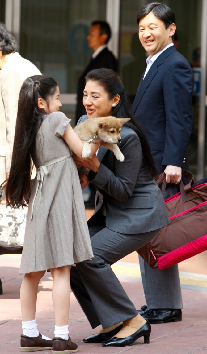 나루히토 일왕과 마사코 왕비, 그리고 외동딸인 아이코 공주의 단란한 모습. 나루히토가 아이코 공주를 사랑스러운 눈빛으로 보고 있다. 사진=AP/뉴시스