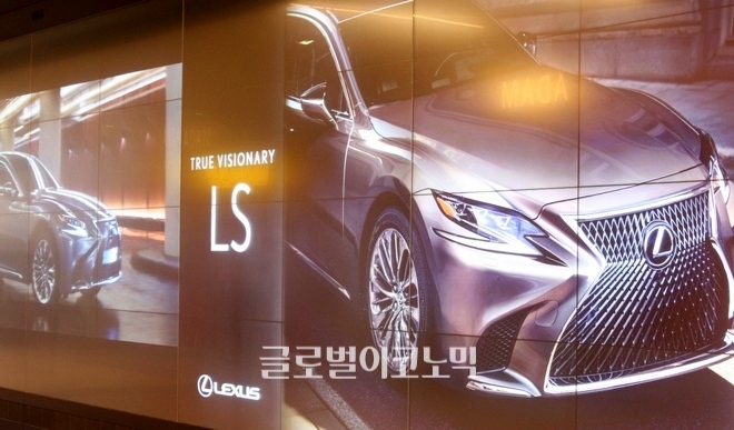 렉서스는 서울 코엑스 미디어 월을 통해 자사의 하이브리드 세단 LS의 홍보 영상을 내보내고 있다.