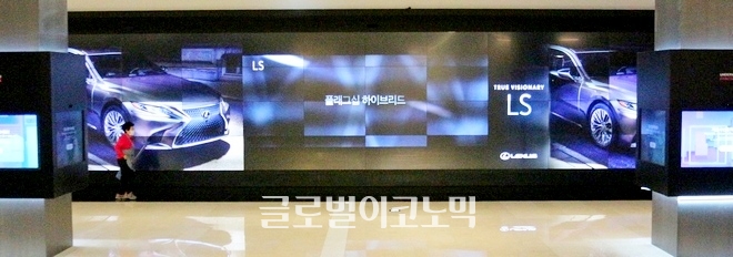 코엑스 미디어 월의 길이는 100미터로 LS 홍보 영상은 장관이다.