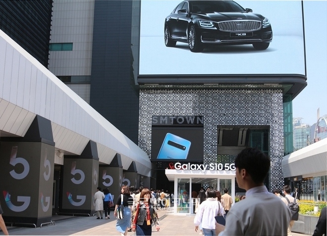수입차 마세라티와 기아차 대형 세단 K9도 미디어 월을 통해 존재감을 알리면서, 갤럭시 S10 부스와 대조를 이루고 있다.