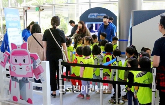 행사장 입구에는 현대자동차의 사회공헌 사업인 ‘로보카 폴리’를 활용한 교통 안전교육 장이 마련됐다. 한국교육방송에서 방영 중인 로보카 폴리는 유아와 어린이들에게 큰 인기를 끌고 있는 만화 영화이다.
