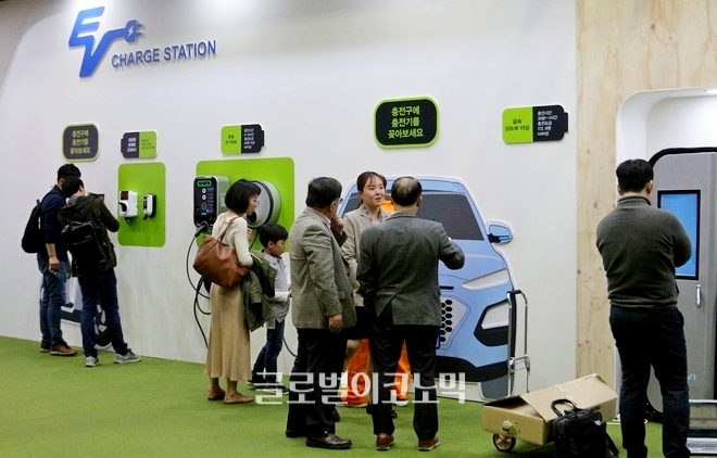 자녀와 행사장을 찾은 엄마들. 한 어린이가 서울시 부스에서 전기자동차 관련 문제를 풀고 있다(위).