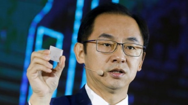 중국 화웨이가 전 세계에서 5G 특허출원을 가장 많이 한 기업으로 나타났다. 사진은 라이언 딩(Ryan Ding) 화웨이 통신 네트워크 그룹 최고경영자(CEO)가 지난 1월 말 중국 베이징에서 5G 기지국 칩셋을 공개하고 있는 모습.