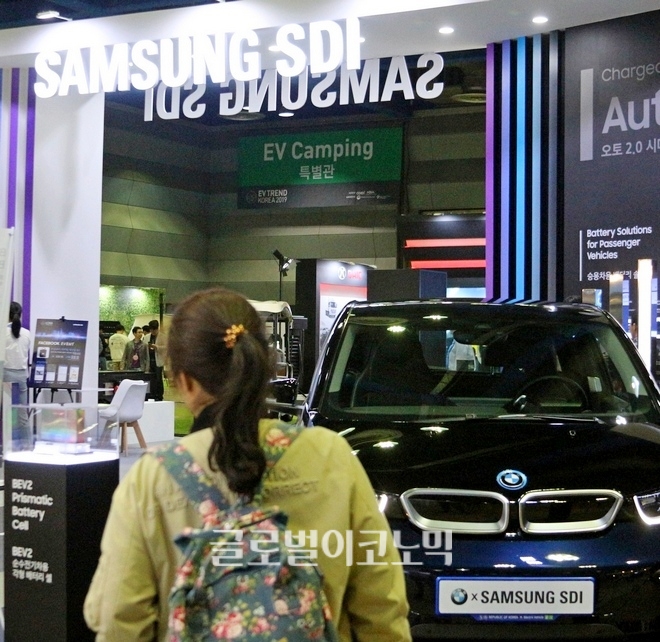 세계적인 배터리 제작 업체인 삼성SDI는 자사가 제품을 공급하고 있는 BMW 차량을 출품했다.