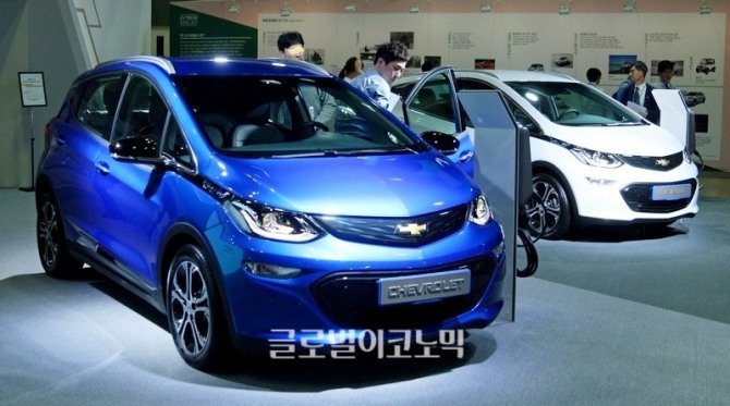 한국GM의 대중브랜드 쉐보레는 전기차 볼트를 전시한다.