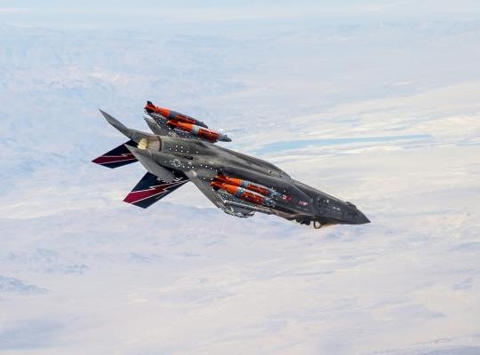동체 외부에 합동직격탄(JDAM)을 탑재하고 비행하고 있는 F-35. 사진=록히드마틴