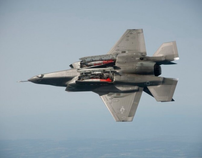 내부 무장창을 열고 비행하고 있는  F-35.사진=브레이킹디펜스