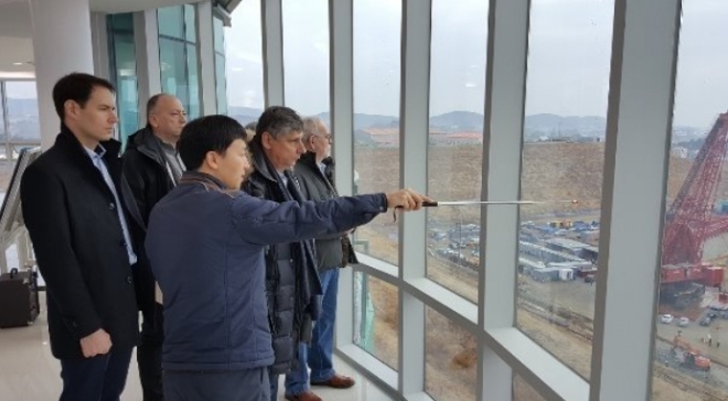 2018년 2월 얀 피세르 전 체코 총리 일행이 울산 신고리 5,6호기 건설현장을 둘러보고 있는 모습. 사진=한국수력원자력 